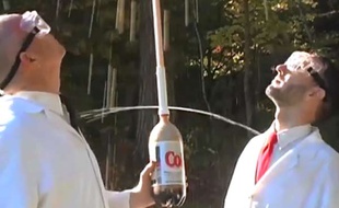 Capture d'écran du zapping des expériences les plus WTF avec du Coca-Cola.