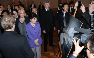 La présidente sud-coréenne Park Geun-Hye (2e à gauche)lors de sa visite à Paris le 2 juin
