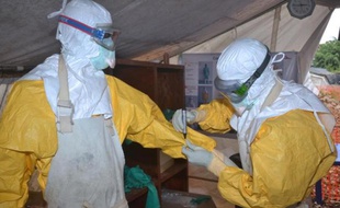 Des personnels du centre Donka pour le traitement d'Ebola le 8 décembre 2014 à Conakry