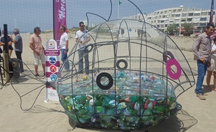 Positionné à plusieurs endroits sur la côte héraultaise de la Méditerranée, le poisson glouton est un totem censé sensibiliser les vacanciers au fléau du plastique.