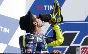 Valentino Rossi boit du champagne dans sa chaussure le 11 septembre 2016.