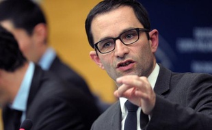 Le ministre délégué à la Consommation, Benoît Hamon, a condamné lundi l'appel à une manifestation "coup de balai" par le leader du parti de Gauche Jean-Luc Mélenchon, estimant qu'elle visait à diviser la gauche et risquait de favoriser une montée de l'extrême droite.