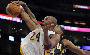 Kobe Bryant face à Paul George cette nuit, lors de la défaite des Lakers face aux Pacers d'Indiana