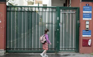 Une fillette reprenant le chemin de l'école, Paris 20e.