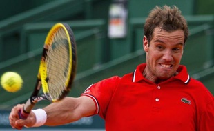 Richard Gasquet, tête de série N.2, s'est qualifié pour sa première finale de la saison au tournoi sur terre battue d'Estoril en battant l'Espagnol Albert Ramos (N.4) 2-6, 7-6 (7/1), 7-5, au terme d'un match mal débuté où il a finalement vu sa patience récompensée
