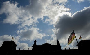 Le drapeau allemand flotte au-dessus du Bundestag, la chambre basse du Parlement allemand, le 6 juillet 2015