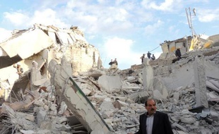 Au moins 20 personnes, dont sept femmes et un enfant, ont été tuées samedi dans un raid aérien de l'armée sur la ville d'Al-Bab, dans le nord de la province d'Alep, selon une ONG syrienne.