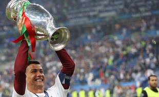 Cristiano Ronaldo soulève le trophée de l'Euro 2016, le 10 juillet 2016, au Stade de France.