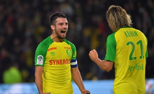 La joie de Léo Dubois et de Rene Krhin à l'issue du succès (2-1) contre Guingamp samedi.