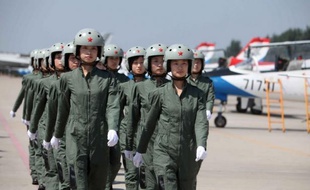 Trentenaires aux nerfs d'acier, Wang Yaping et Liu Yang sont toutes deux des pilotes de chasse formées aux missions spéciales, mais seulement l'une va devenir ces prochains jours l'héroïne céleste d'un milliard de Chinois.