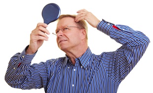 L'arrachage ciblé des cheveux pourrait stimuler leur repousse.