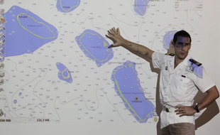 Un membre de la Marine française montre une carte de l'atoll de Toau, près duquel a disparu le navigateur Laurent Bourgnon, le 25 juin 2015.