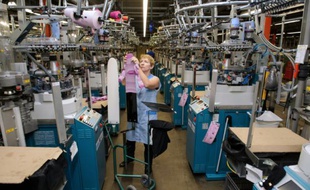 Une employée de l'usine vosgienne du fabricant de chaussettes Tricotage des Vosges, le 27 février 2014 à Vagney