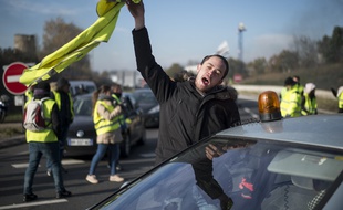 Un manifestant avec un gilet jaune à la main, contre la hausse des prix du carburant, le 1ç novembre à Saint-Herbain