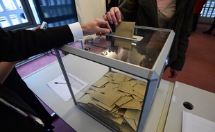 Un Français établi à Berlin vote lors du second tour de l'élection présidentielle, le 7 mai 2017.
