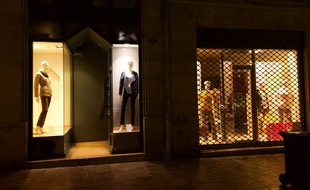 Une boutique de vêtements illuminée à 1 h 45 du matin à Bordeaux.