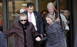 Hillary Clinton à sa sortie de l'hôpital à New York, aux Etats-Unis, le 2 janvier 2013.