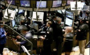 Les autorités américaines s'intéressent de près aux pratiques d'attribution des stocks-options de certaines entreprises, antidatées pour permettre aux dirigeants d'empocher des sommes parfois fabuleuses, dans ce qui pourrait prendre des allures de nouveau scandale.