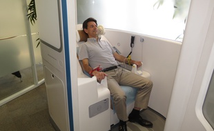 Un patient teste la cabine de télémédecine, le 25 juin 2014 à Paris.