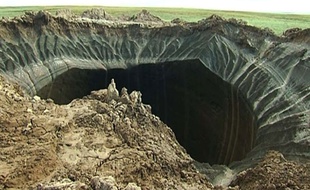Un trou dans le pergélisol découvert en Russie, le 16 juillet 2014.