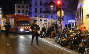 Pompiers et forces de l'ordre barrent l'accès au Bataclan le 14 novembre 2015 à Paris