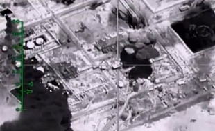 Capture d'une vidéo du 23 novembre 2015, diffusée par le ministère russe de la Défense, montrant l'explosion d'une infrastructure pétrolière contrôlée par Daesh après un raid aérien russe, dans la province syrienne de Deir Ezzor.