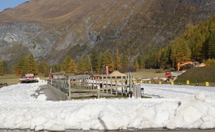 7.000 m3 de neige conservés depuis l'hiver dernier sont versés cette semaine dans la station de Bessans, afin de permettre son ouverture exceptionnelle samedi.
