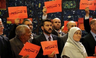 La nouvelle Assemblée nationale algérienne a connu samedi une première session mouvementée avec le boycott d'élus islamistes mécontents du scrutin du 10 mai, puis de l'opposition à l'élection de son président.