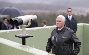 Mike Pence, le vice-président américain, le regard tourné vers la Corée-du-Nord le 17 avril 2017 au poste d'observaton Post Ouellette, dans la zone démilitarisée.