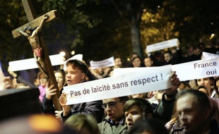 Quelque 200 catholiques intégristres se sont de nouveau rassemblés dimanche devant le Théâtre de la Ville à Paris où se joue une pièce qu'ils jugent "blasphématoire" et contre laquelle ils protestent depuis le 20 octobre