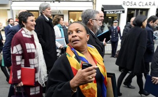 Un rapport demandé par la garde des Sceaux, Christiane Taubira, propose de confier au seul greffier le divorce par consentement mutuel afin de désengorger les tribunaux, annonce Le Figaro publié vendredi.