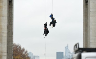 Des officiers de police arrêtent des activistes de Greenpeace après avoir brandit une affiche "Mr Hollande, renouvelez l'énergie" , le 11 décembre 2015 à Paris