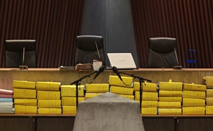 Lille, le 2 fevrier 2015. Ouverture du proces pour proxenetisme aggrave, affaire dite du carlton de Lille devant le tribunal correctionnel. Ici la salle d'audience ou se derouleront les debats avec tous les dossiers de l'instruction.