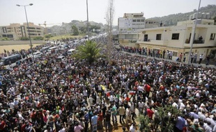 Des milliers de personnes attendent de voter pour la présidentielle syrienne à Yarzé, à l'est à Beyrouth, le 28 mai 2014