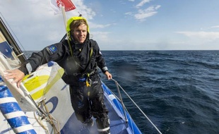 François Gabart, en tête du Vendée Globe, traversait mercredi matin le Pot au Noir, au nord de l'équateur, et était très ralenti par des brises faibles et erratiques, son principal concurrent -Armel Le Cléac'h- n'étant plus qu'à quelque 143 milles dans son sillage.