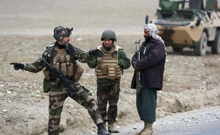 Un commandant de la police afghane discute avec un gendarme français sur la route d'Axe Vermont (province de Kapisa) où deux journalistes français ont été enlevés le 30 décembre 2009 (photo prise le dimanche 3 janvier 2010).