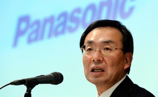 Le salaire des deux principaux dirigeants du groupe Panasonic va être réduit de moitié pour montrer leur participation aux efforts de redressement du géant japonais de l'électronique, a indiqué mercredi l'entreprise.