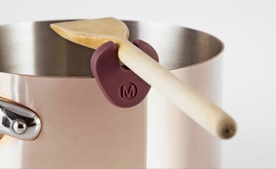 Martin Bolo a imaginé «La Dame de nage», pièce en silicone peut être fixée sur les casseroles et d’y insérer une spatule en
bois lors qu’elle n’est pas utilisée.