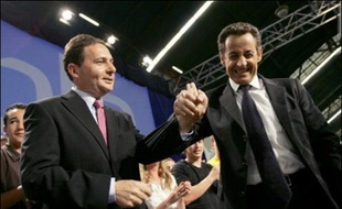Un transfuge du parti socialiste, Eric Besson, qui a démissionné avec fracas en pleine campagne présidentielle en France, s'est lancé dans un combat acharné aux côtés du favori Nicolas Sarkozy contre la socialiste Ségolène Royal, dont il a juré la perte.