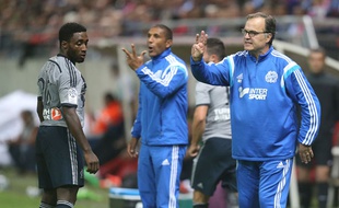 Marcelo Bielsa donne ses consignes à Brice Dja Djédjé, face à Reims le 23 septembre 2014.