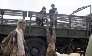 Le corps d'un soldat syrien pro-régime est exposé sur un camion par des combattants islamistes près d'Idleb, le 29 mai 2015