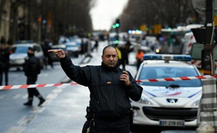 La circulation interrompue sur le boulevard Barbès le 7 janvier 2016 à Paris