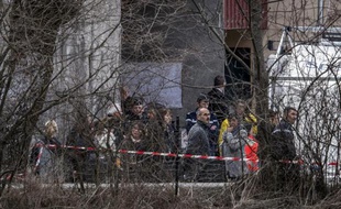 Des proches des victimes du crash de l'A320 de Germanwings arrivent à Seyne-les-Alpes, le 26 mars 2015
