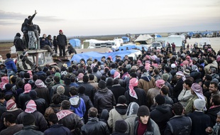 Des Syriens fuyant les combat dans la province d'Alep se regroupent près de la frontière turque, près d'Azaz, le 5 février 2016.
