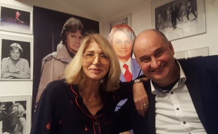 Julie Calvet, Clodette de 1975 à 1978, en compagnie de Christian Masi, collectionneur de souvenirs se référant ou ayant appartenu à Claude François... sous le regard de Cloclo