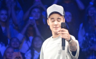 Justin Bieber rend hommage aux victimes des attentats de Paris lors d'un concert à Los Angeles le 13 novembre 2015
