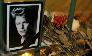 Des fleurs devant le portrait de David Bowie le 11 janvier 2016 à Saint-Petersbourg