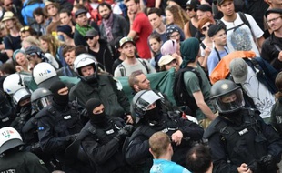 Des policiers encadrent une manifestation anti-G7 à Garmisch-Partenkirchen, au sud-ouest de l'Allemange, le 6 juin 2015