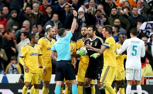 Gianluigi Buffon prend son rouge