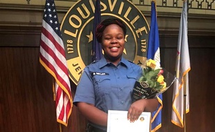 Breonna Taylor lors d'une remise de récompense à Louisville, où elle était ambulancière.